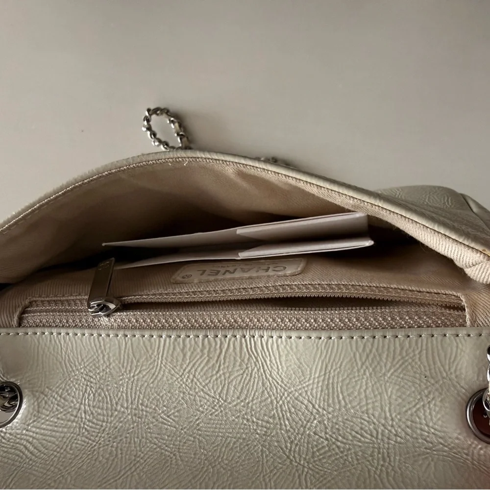CHANEL Ivory Textured Clutch with Silver Chain - Picture 4 of 4